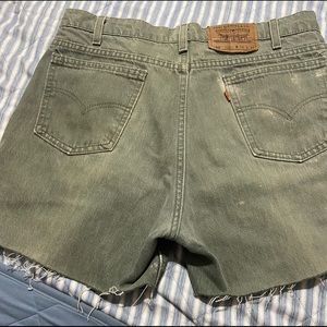 Vintage 550 Levi’s shorts. Green. Size 34